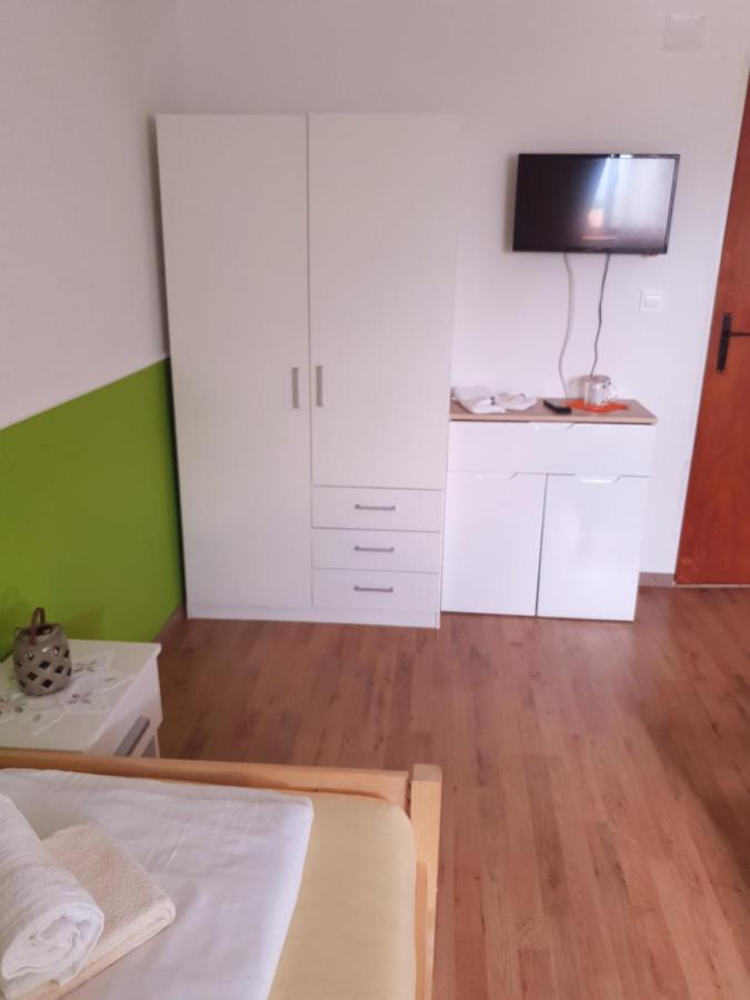 Guesthouse Osvald Zirovnica ภายนอก รูปภาพ