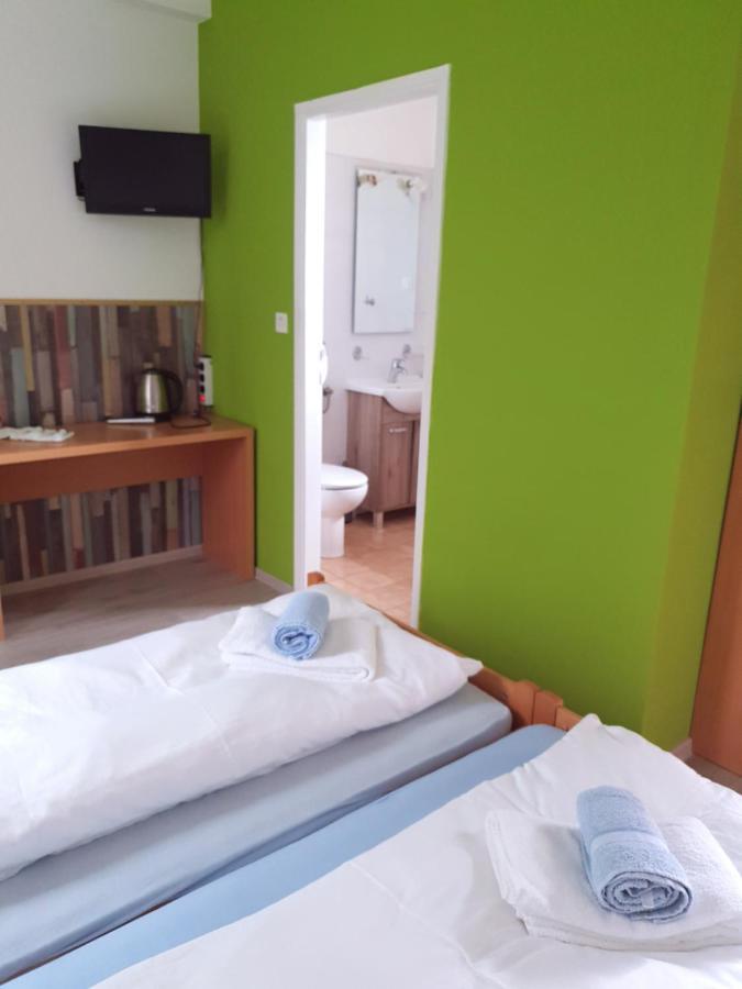 Guesthouse Osvald Zirovnica ภายนอก รูปภาพ